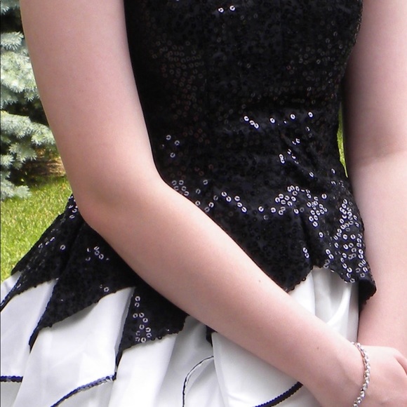 Black and white Elegant Sequinned Dress - Picture 3 of 11